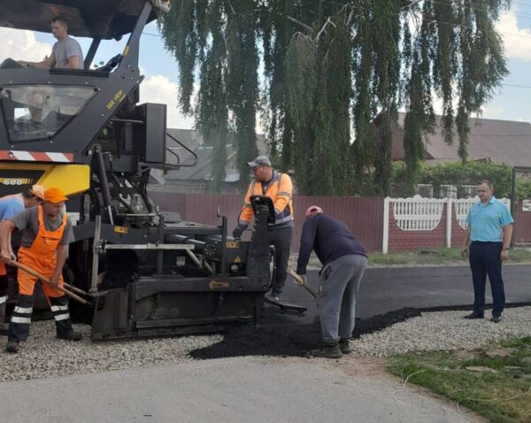 В Комаричах отремонтировали дорожное полотно на улице Победы