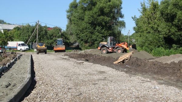 В Брянске ремонтируют дорогу по улице Деснинский спуск
