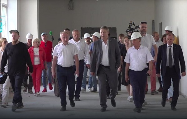 Губернатор Брянской области Александр Богомаз побывал на строящихся социально значимых объектах