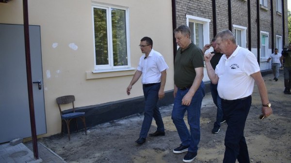 Специалисты из Брянской области обустраивают пищеблок в брянковском учебно-воспитательном комплексе №17