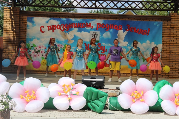 В Стародубе прошел яркий фестиваль детского творчества «Красно солнышко»