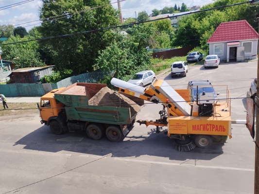 Улицы Стародуба подметает машина-пылесос