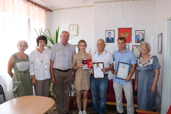 В Стародубском округе выпускнице Краснооктябрьской школы торжественно вручили золотую медаль