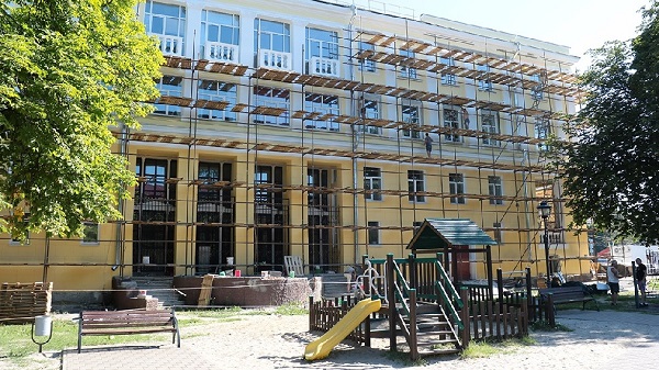 Брянский Дворец культуры железнодорожников облицуют уральским гранитом