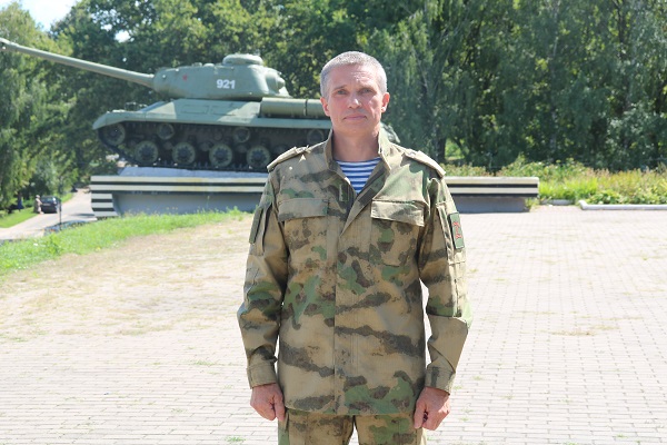 Стародубчанин Александр Тарасенко отмечает День Воздушно-десантных войск