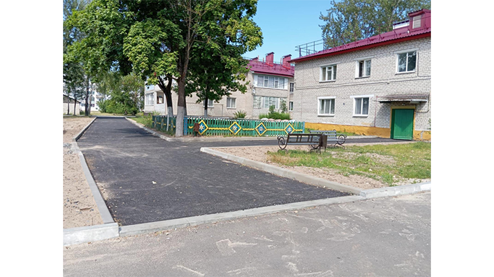 В поселке Чемерна Клинцовского района Брянской области по нацпроекту благоустроили двор