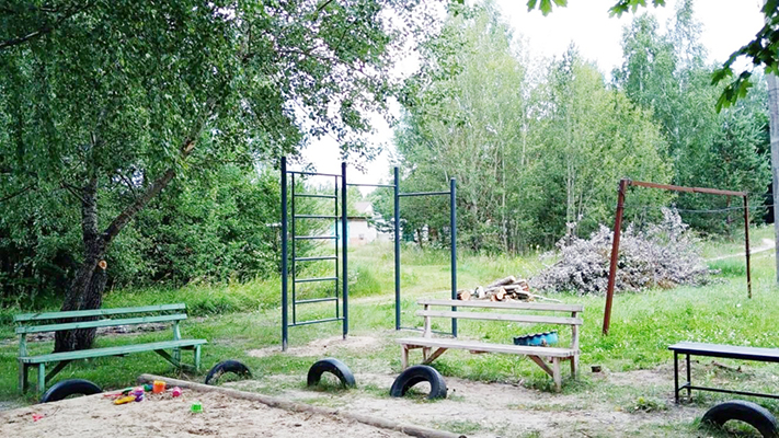 В брянской Злынке благоустроили дворовую территорию