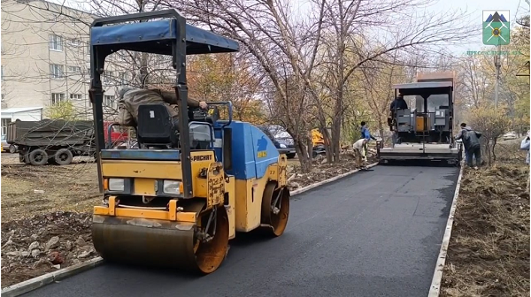 Брянские дорожники укладывают асфальт на территории больницы подшефной Брянки