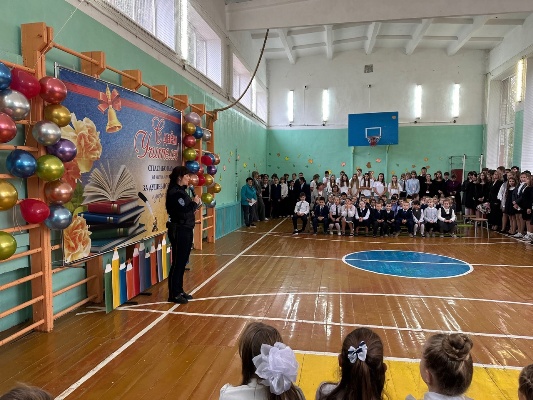 Стародубские автоинспекторы поздравили учителей с профессиональным праздником