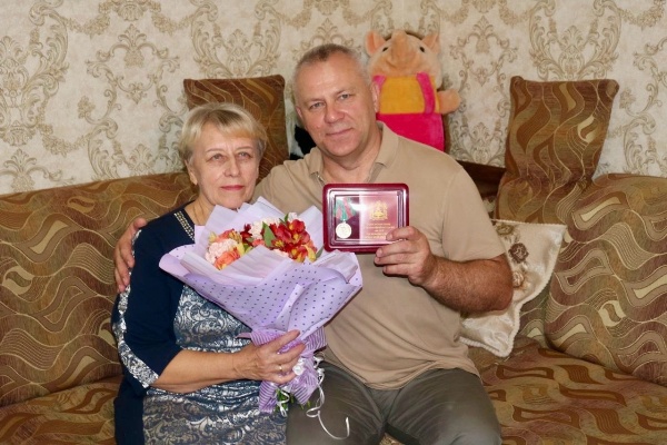 Председатель Брянской областной Думы Валентин Суббот поздравил с праздником своего первого учителя