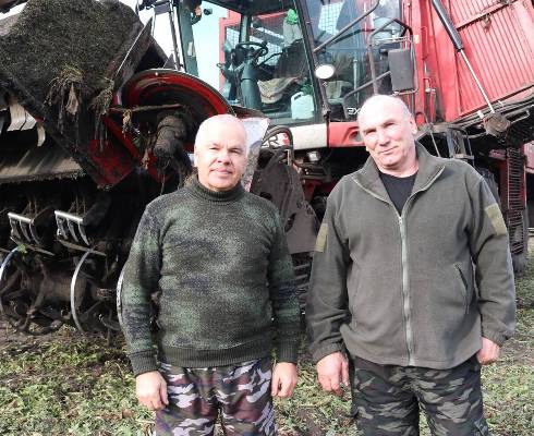 В Комаричском районе Брянской области продолжается уборка сахарной свеклы