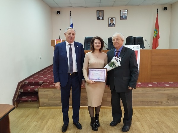 В Стародубе торжественно вручили очередной сертификат на приобретение жилья