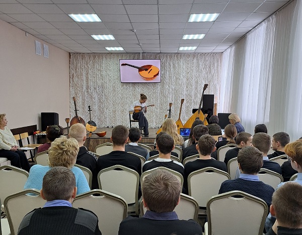 Стародубская детская школа искусств приглашает ребят в гости к русским народным инструментам