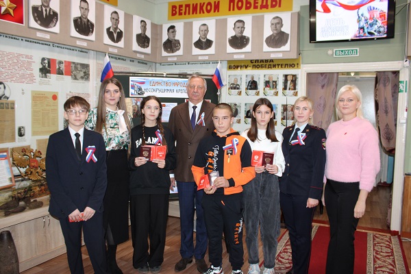 В преддверии Дня народного единства юным стародубчанам вручили паспорта