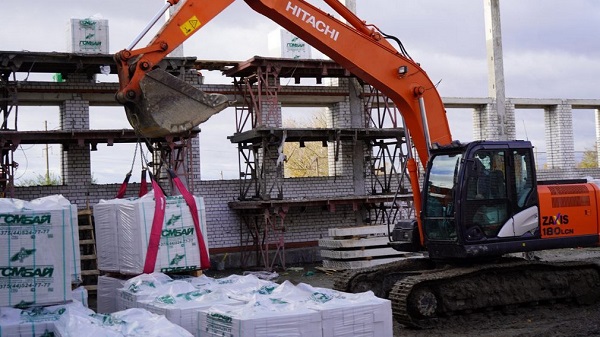 Брянский губернатор Александр Богомаз ознакомился со строительством спорткомплекса в Супонево