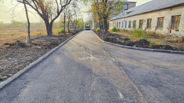 Брянские дорожники продолжают укладывать асфальт на территории больницы Брянки