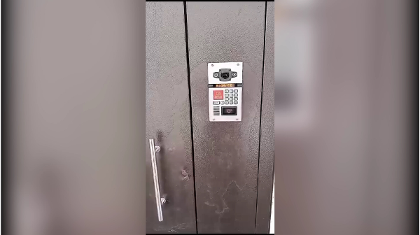 На брянские подъезды установили систему дистанционного открывания