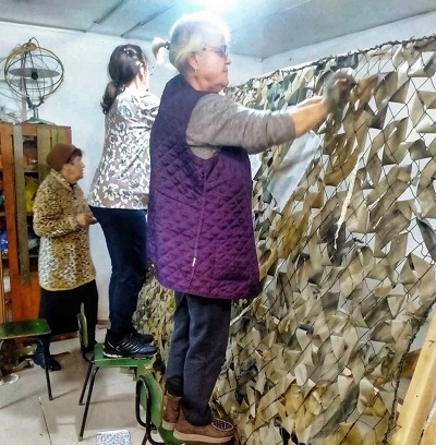 Стародубские женщины плетут маскировочные сети для военных