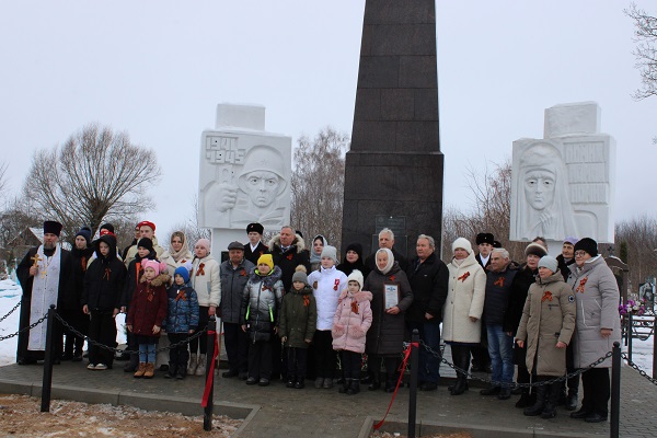 В Стародубском округе после реконструкции торжественно открыли памятник воинам-односельчанам