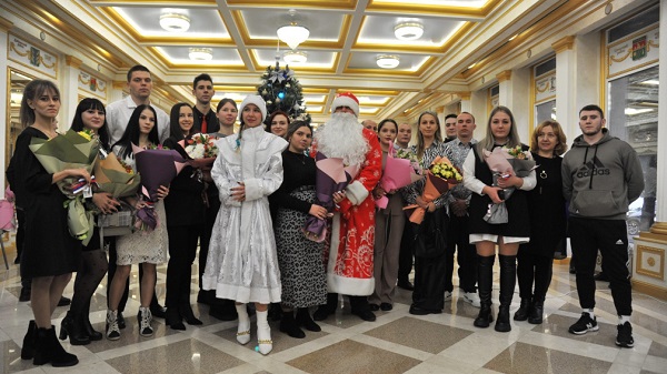 В Брянском правительстве торжественно вручили ключи от новых квартир детям-сиротам