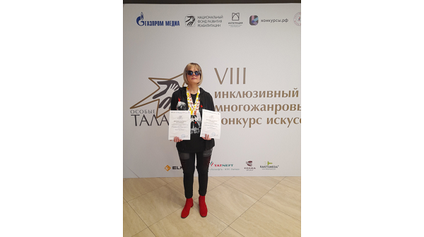 Незрячая певица из Брянска Карина Жакова стала победителем в конкурсе искусств «Особые таланты»