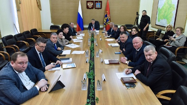 Брянский губернатор Александр Богомаз смотрит прямую линию президента России Владимира Путина