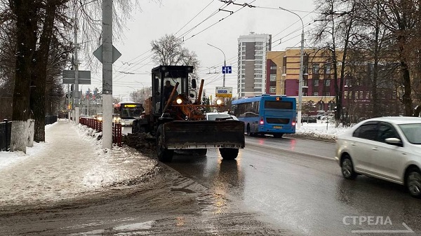 Во всех районах города Брянска убирают снег