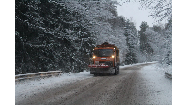 За минувшие сутки на дороги Брянщины высыпали более 3000 тонн пескосоляной смеси