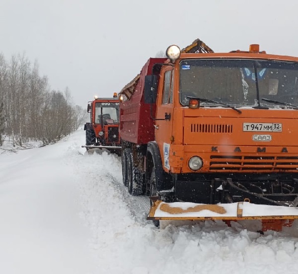На Брянщине продолжается очистка автодорог от снега