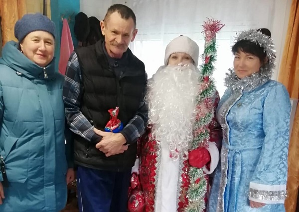 Социальные работники Стародуба поздравили своих подопечных с наступающим Новым годом