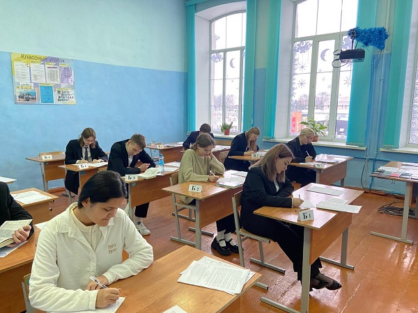 Стародубские одиннадцатиклассники написали итоговое сочинение