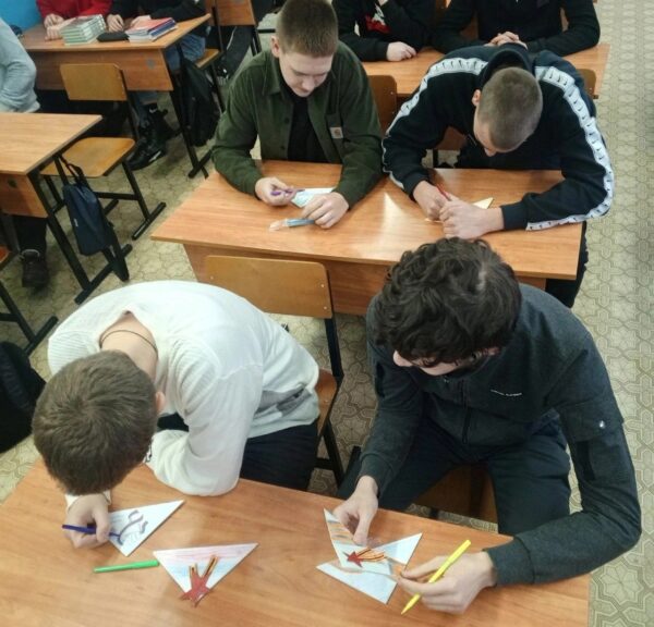 Студенты Брянского аграрного техникума пишут письма военнослужащим