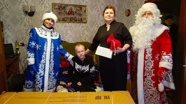 Брянский губернатор Александр Богомаз поздравил с Новым годом мальчика Валеру и его семью
