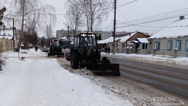 В Брянске чистят и обрабатывают автомобильные дороги