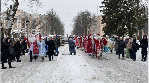 В Брянске прошёл парад Дедов Морозов в честь открытия главной новогодней ели