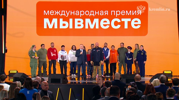 Брянская школьница Ариана Барановская вместе с президентом Владимиром Путиным открыла «Ёлку желаний»