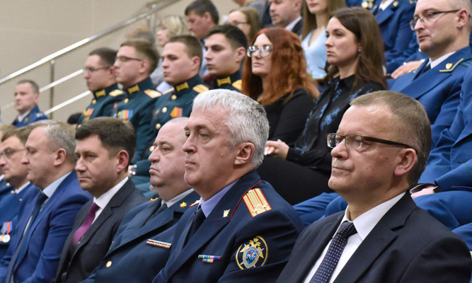 Губернатор Брянской области вручил в честь профессионального праздника награды сотрудникам прокуратуры