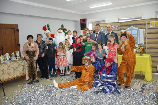 ГБУ «КЦСОН Климовского района» провели для детей с ограниченными возможностями здоровья новогодний бал-маскарад