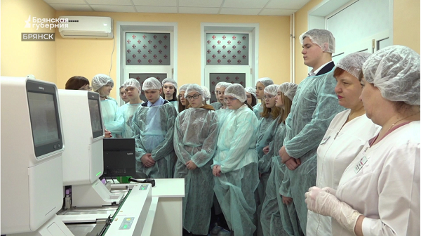 Брянская городская поликлиника №1 проводит профориентационные экскурсии для школьников