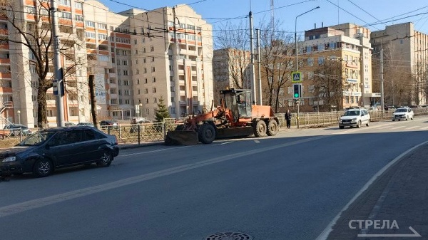 Дороги и тротуары Брянска очищают от грязи