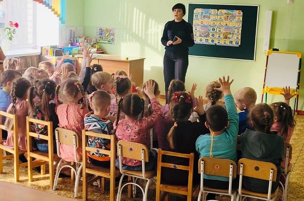 Стародубские автоинспекторы напомнили дошколятам правила дорожного движения