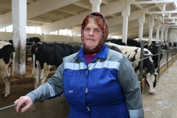 Жительница Стародубского округа Ирина Зайцева работает оператором машинного доения