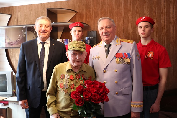 Губернатор Александр Богомаз вручил фронтовику медаль в честь 80-летия Победы в Великой Отечественной войне