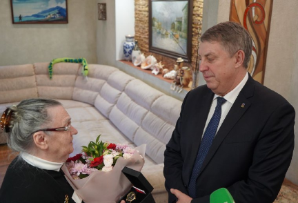 Александр Богомаз поздравил Почётного гражданина Брянской области Людмилу Ивановну Самотесову