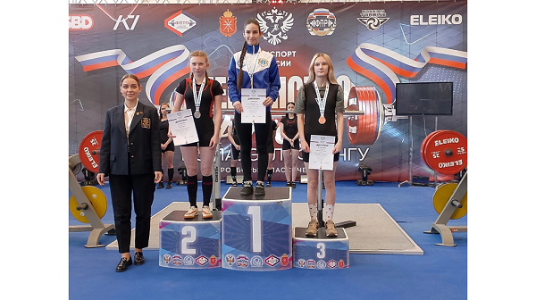 Брянская спортсменка Анастасия Долганова взяла бронзу первенства России по пауэрлифтингу в Туле