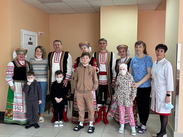 Стародубские артисты поздравили с праздником мам и подопечных благотворительного фонда «Ванечка»