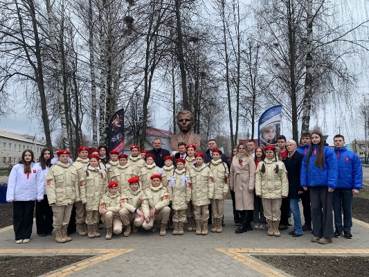 В Стародубе торжественно возложили цветы к памятнику Юрию Гагарину