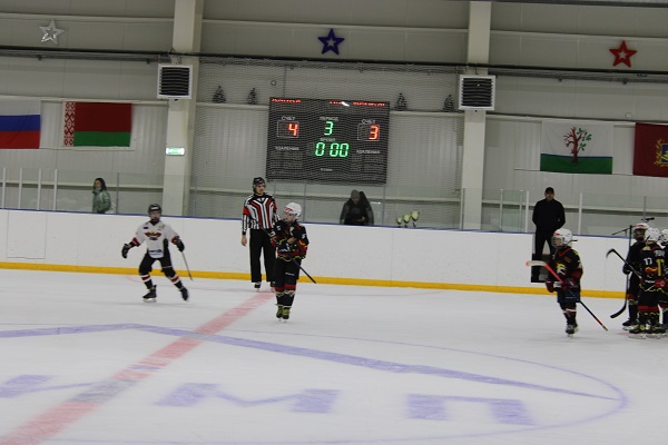 В Стародубе проходит Кубок губернатора Брянской области по хоккею с шайбой