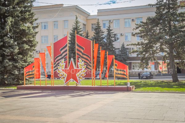 В Брянске площадь Ленина украшают ко Дню Победы