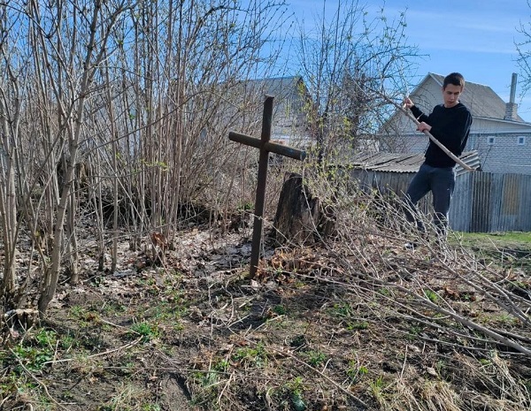 Стародубские студенты привели в порядок захоронения священнослужителей